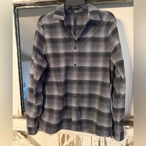 🔥 Men’s Lululemon Gray Plaid Button-Down Shirt – Size M, Soft & Stylish!